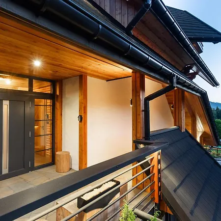 Mountain Base - Milton Bachledzki Wierch 4 *